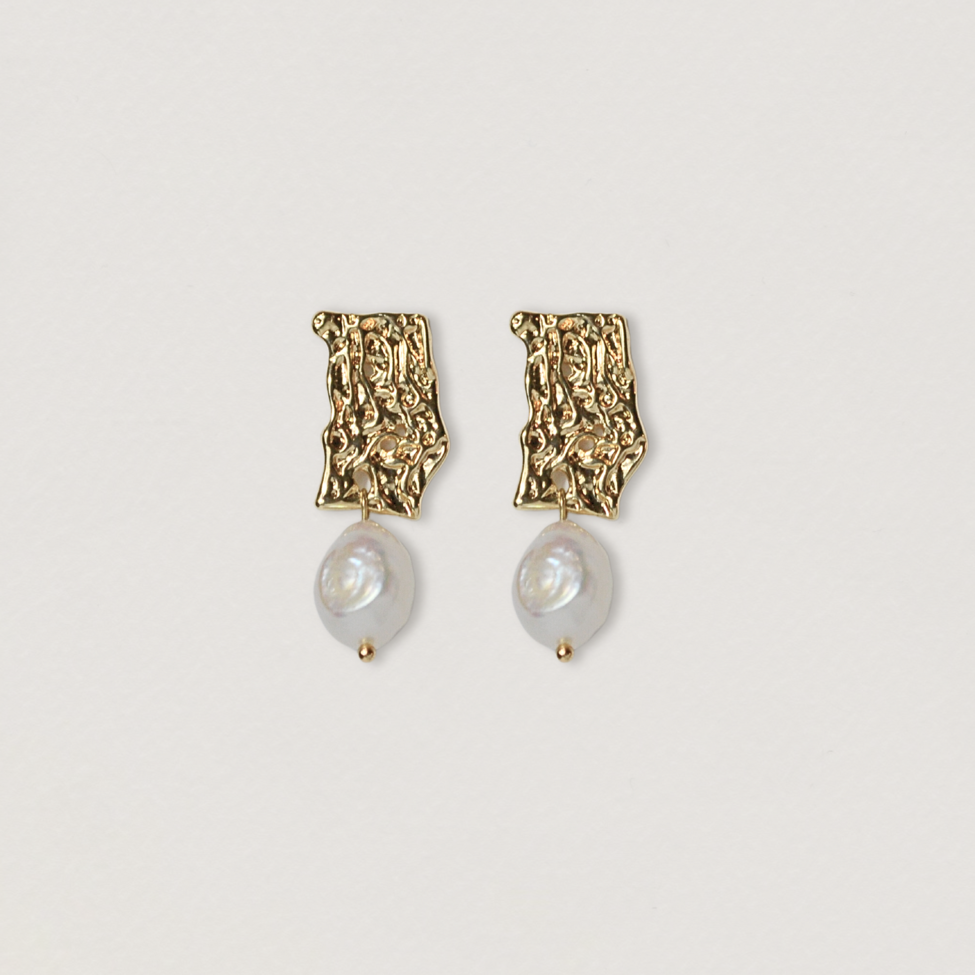 simple and elegant single pearl drop earring with hammered gold stud