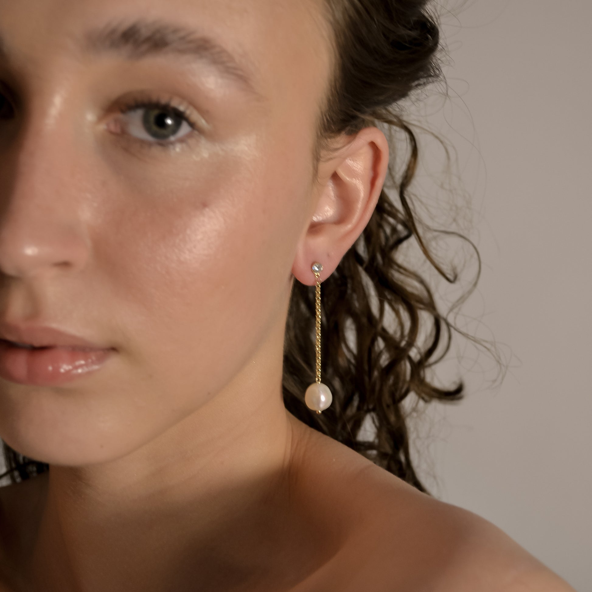 model wearing Montee pearl drop chain gold earrings