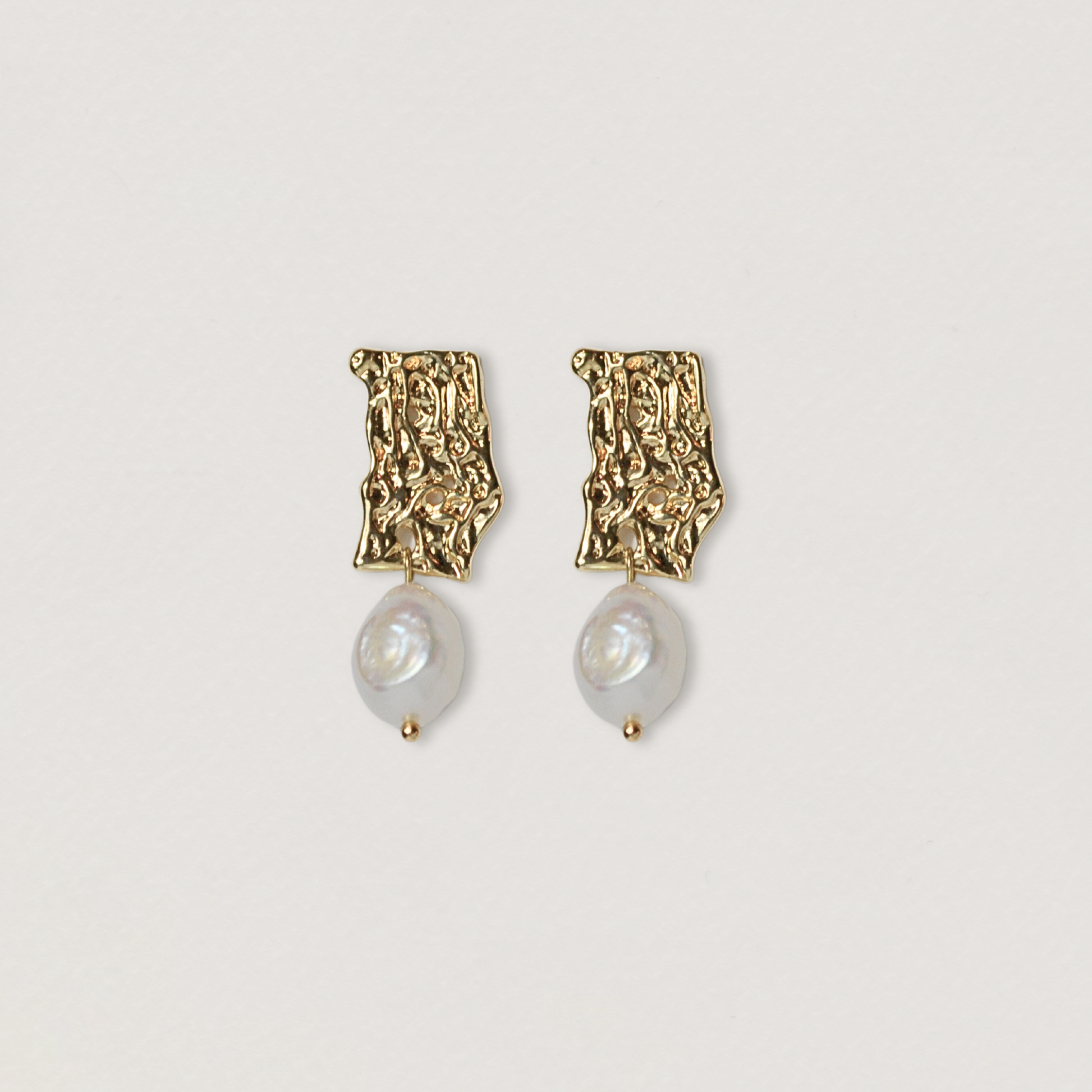 simple and elegant single pearl drop earring with hammered gold stud 