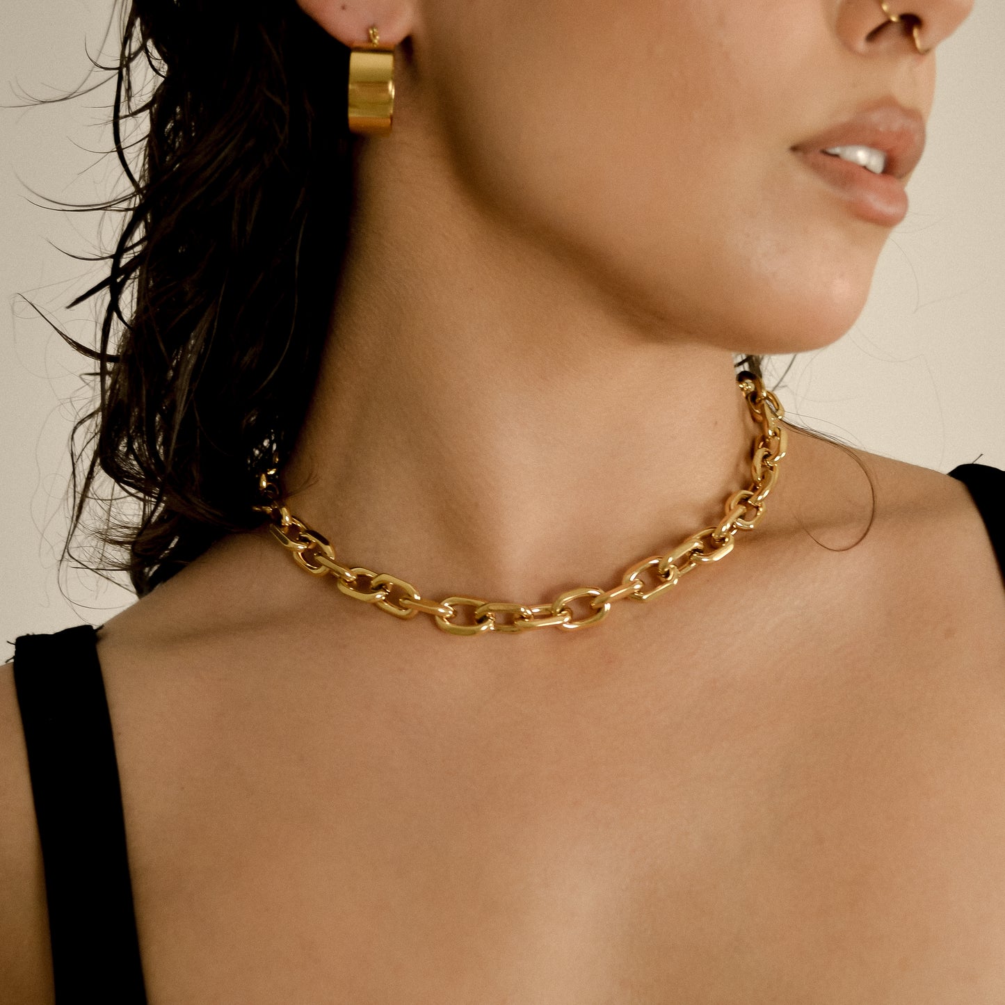 model wearing Dylan chunky gold statement chain 