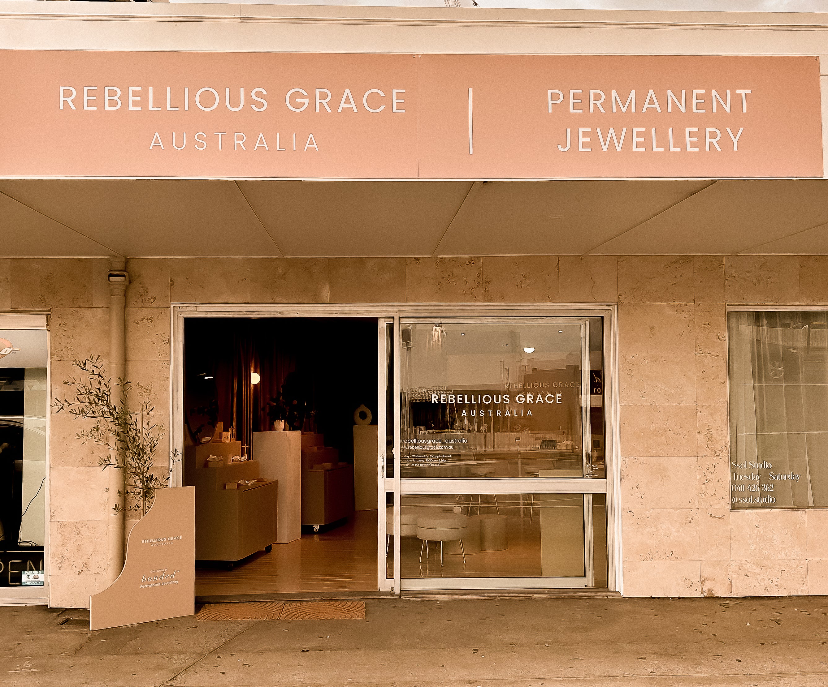  Gold coast permanent jewellery store front 